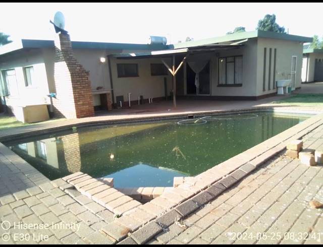 4 BEDROOM HOUSE FOR SALE IN THE ORCHARDS
